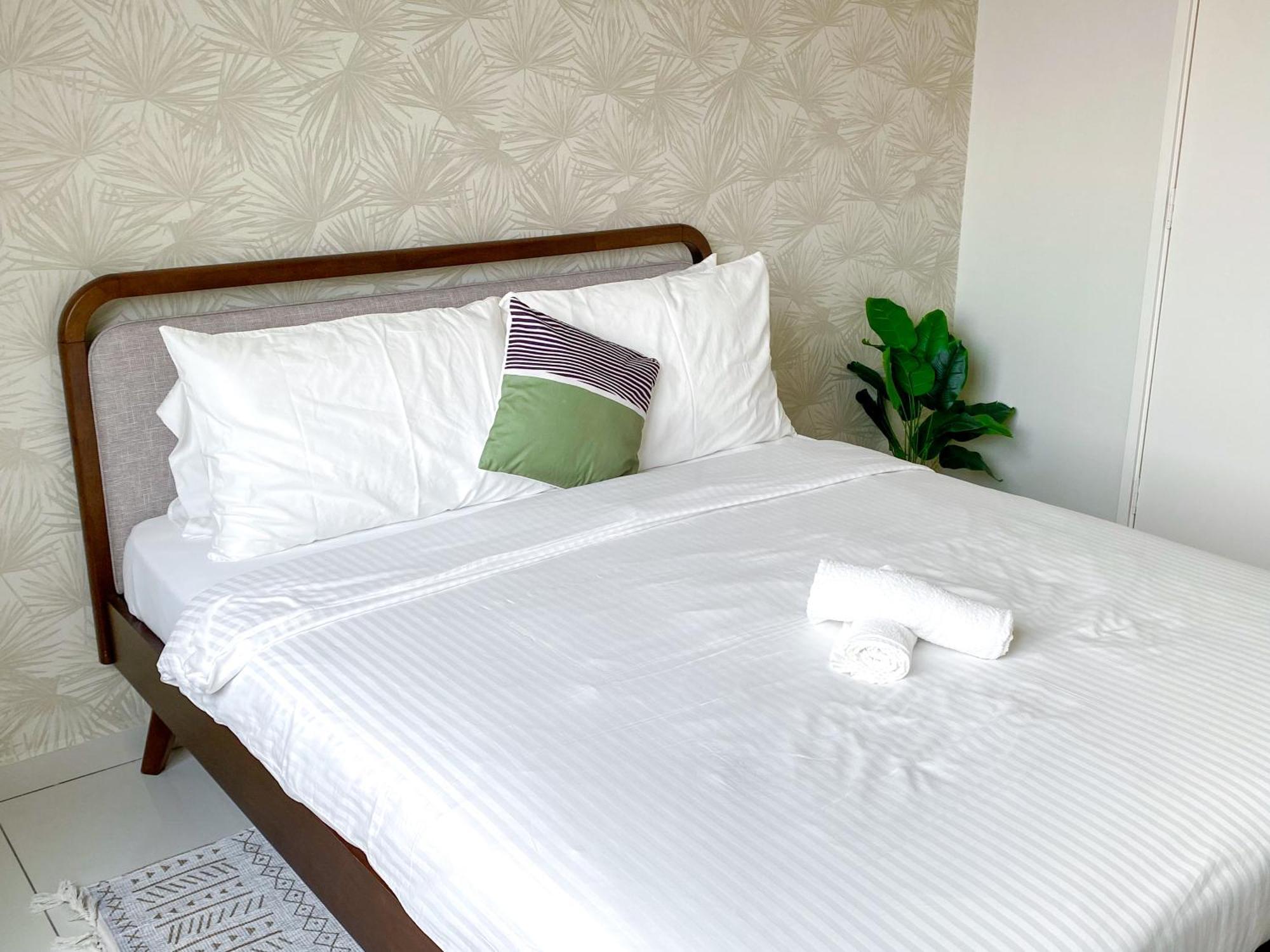 5br5b In Skudai, 15mins To Utm&sutera, 7-16pax, Wifi